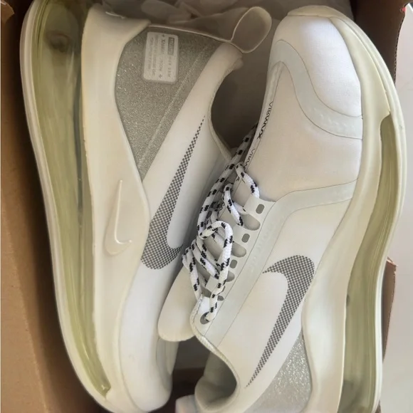 Nike White and Gray Sneakers with Modern Design - Picture 7 of 9